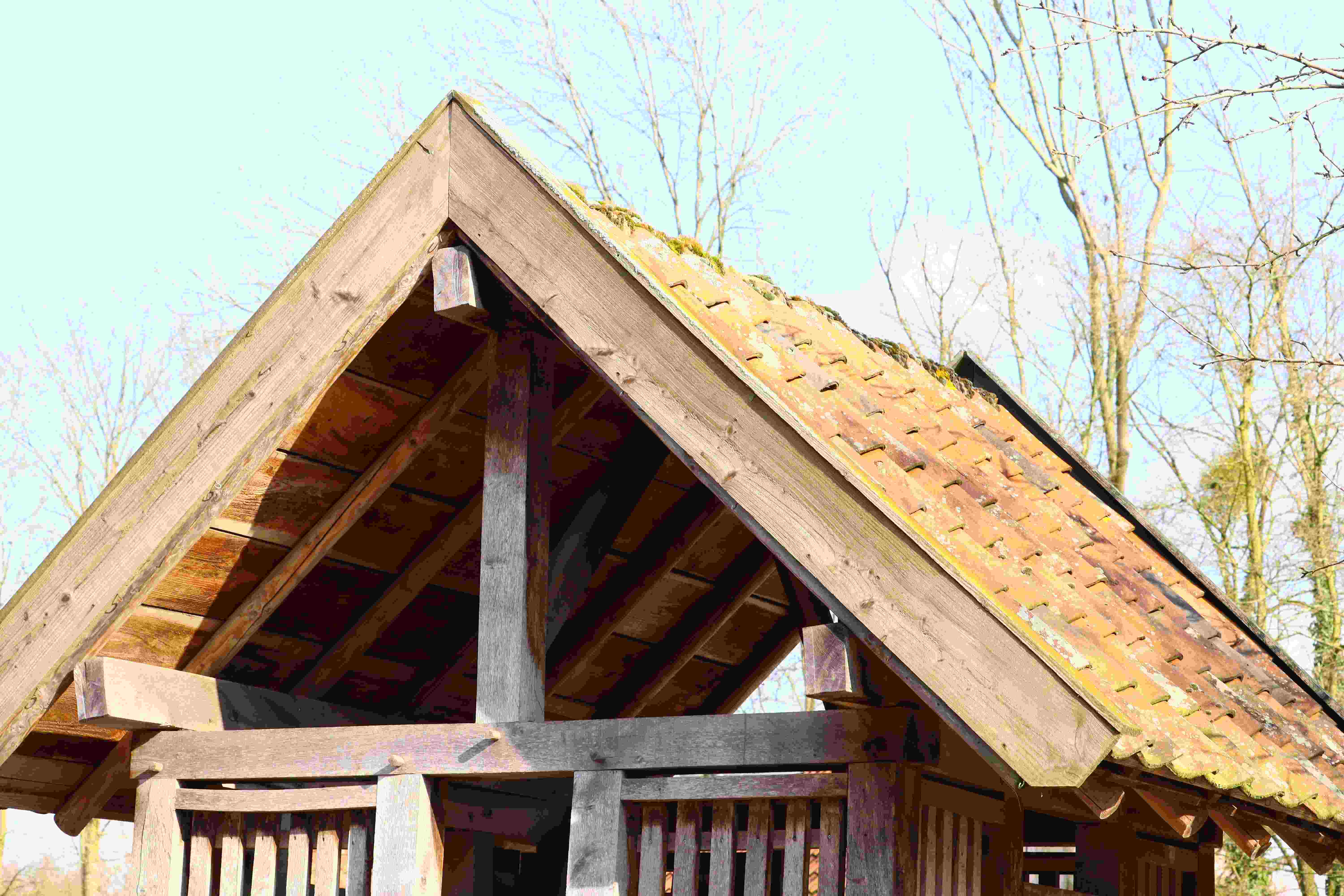 What are the benefits of wood roofing, and how long does it last?